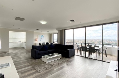 North Sydney Apartment | Charming 3-Bedroom Apartment with Harbour View, 900m Stroll to Harbour Bridge