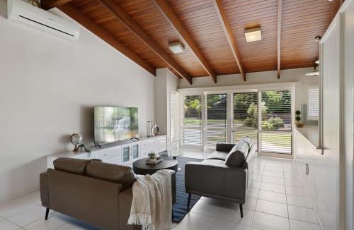 Robertson House | Charming 4BR House with Parking near Sunnybank