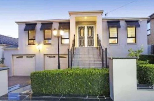 Bell Post Hill Villa | Charming Bay-View Stay near Geelong Ring Road