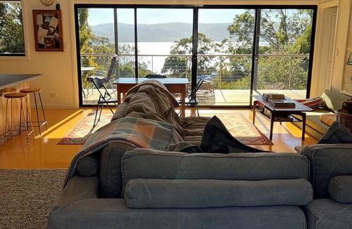 Dennes Point House | Charming Dennes Point house close to the beach