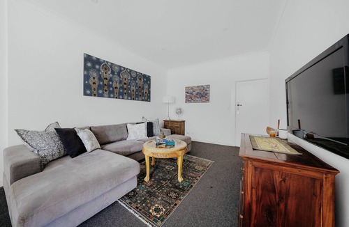 Erindale House | Charming Private Guest House with Pool & Parkingn