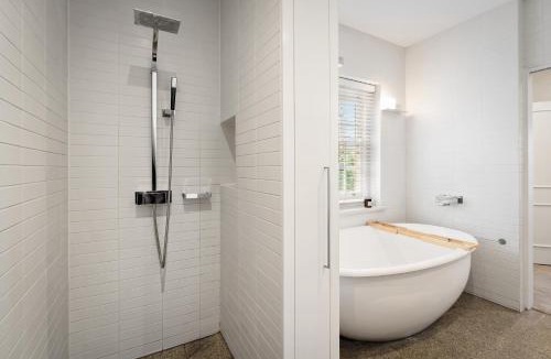 Kew House | Charming Red Brick Estate in Kew 5BR & Playhouse