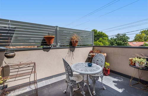 Brunswick North House | Charming Retro Townhouse in Vibrant Coburg