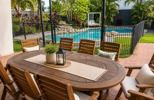 Birkdale House | Charming & Spacious 5 Bedroom Bayside House with Pool