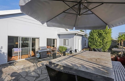 Warrnambool House | Charming spacious home with bay views close to CBD