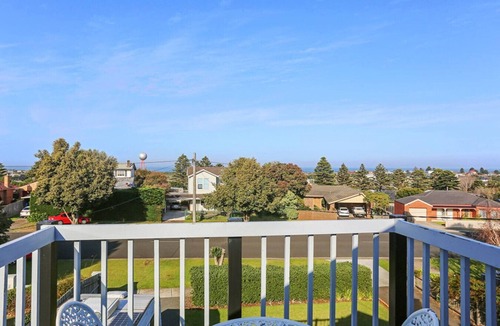 Warrnambool House | Charming spacious home with bay views close to CBD
