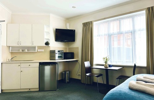 Adelaide Central Business District Apartment | Charming Studio - Adelaide CBD - WiFi - King bed