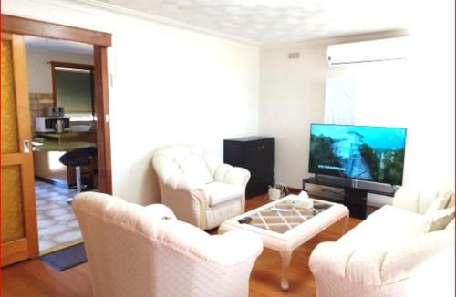 Werribee House | Charming Three-Bedroom Holiday Home Near Werribee Park
