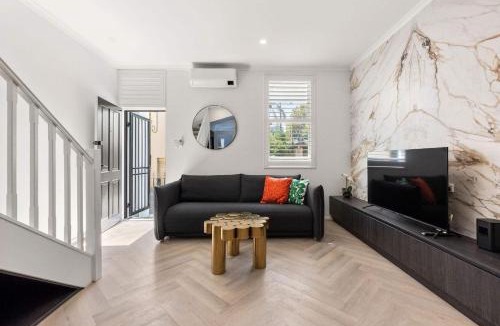 Pyrmont Apartment | Charming Three-Story Terrace House in Pyrmont