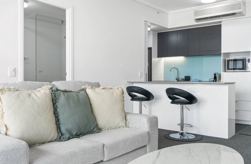 Fortitude Valley Apartment | Chic 1 Bed Inner-City Retreat with Pool and Views