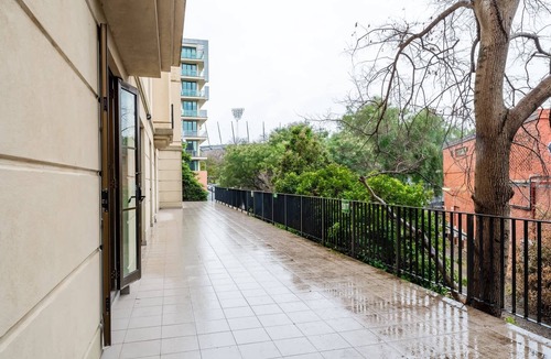 East Melbourne Apartment | Chic 1-Bed in East Melbourne with Gym & Pool