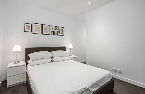 Fortitude Valley Apartment | Chic 1-Bed with Parking, Pool and Gym