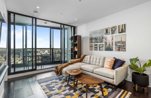 Fortitude Valley Apartment | Chic 1-Bed with Parking, Pool and Gym