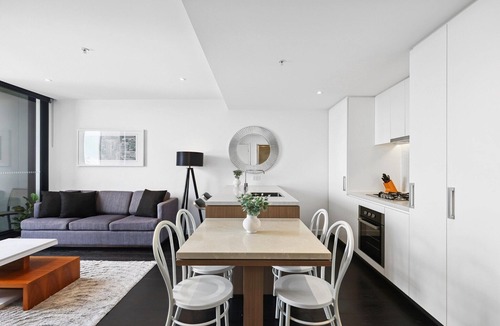 Fortitude Valley Apartment | Chic 1-Bedroom Apartment with Pool