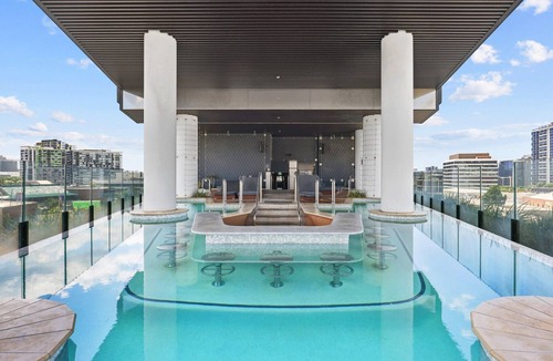 Fortitude Valley Apartment | Chic 1-Bedroom Apartment with Pool