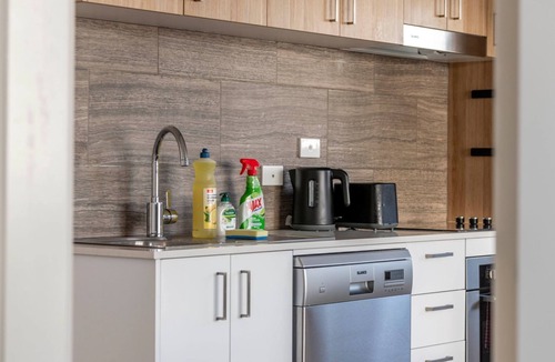 Greenway Apartment | Chic 1-Bedroom Retreat in Greenway