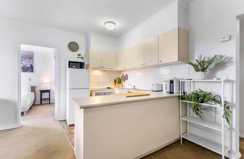 Windsor Apartment | Chic 2-Bed Apartment near Albert Park & Chapel St