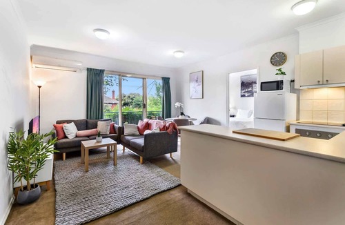 Windsor Apartment | Chic 2-Bed Apartment near Albert Park & Chapel St
