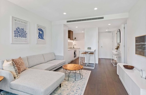 South Yarra Apartment | Chic 2-Bed with Free Parking in South Yarra