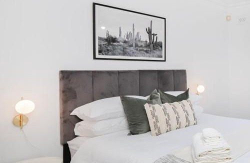 North Melbourne House | Chic 2BR Home with Backyard - Steps from Queen Vic Market