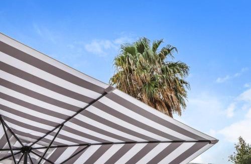 North Melbourne House | Chic 2BR Home with Backyard - Steps from Queen Vic Market