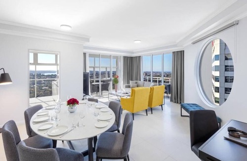 Bondi Junction Apartment | Chic 3-Bedroom Suite Near Bondi Beach Sydney
