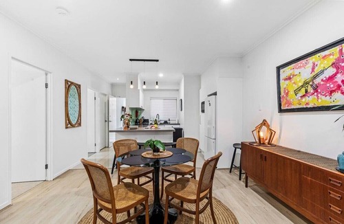 Hawthorne Apartment | Chic Apt | Private Garden + Big Balcony