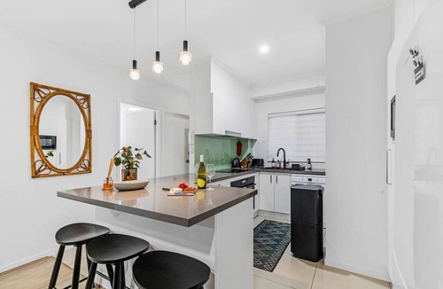 Hawthorne Apartment | Chic Apt | Private Garden + Big Balcony