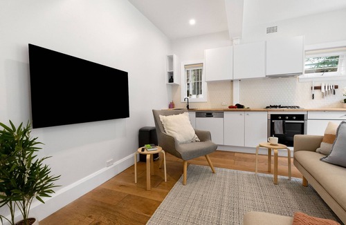 Bondi Beach Apartment | Chic Bondi Retreat – 10 Min Walk to Beach, modern coastal style