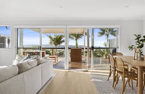 Dee Why Apartment | Chic Coastal 1-Bedroom Home with Balcony & BBQ
