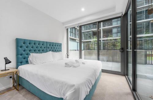 Lyneham Apartment | Chic Modern 1-Bedroom Apartment, Gym, Parking
