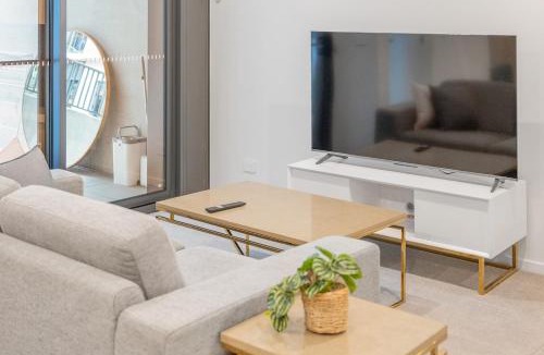 Lyneham Apartment | Chic Modern 1-Bedroom Apartment, Gym, Parking