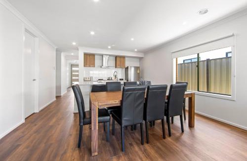 Mickleham House | Chic New BBQ Bright Aircon WiFi Laundry Airport
