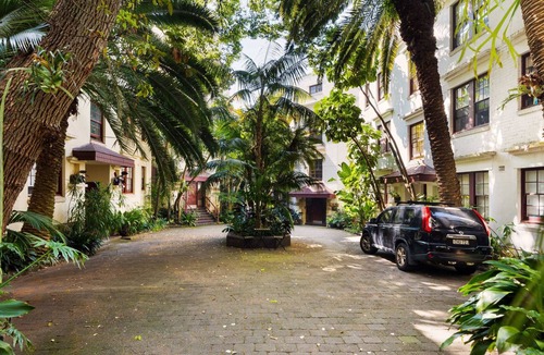 Kings Cross Apartment | Chic Quiet Apartment Close to Everything