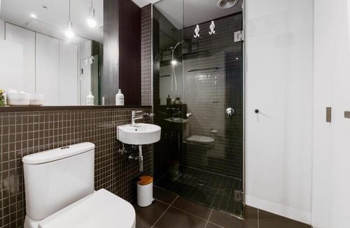 South Yarra Apartment | Chic South Yarra Studio - Free Gym & Wifi