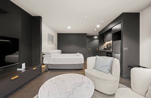 Braddon Apartment | Chic Sun-Filled Braddon Studio in Prime Location!
