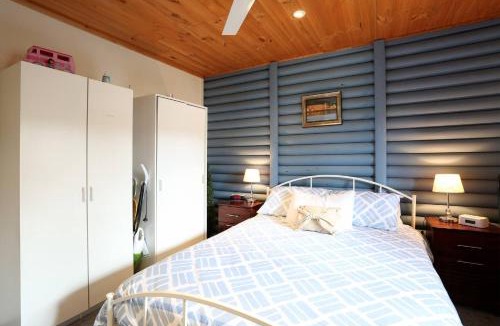 White Beach House | Chloes Cabin Accommodation