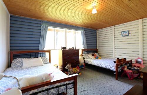 White Beach House | Chloes Cabin Accommodation
