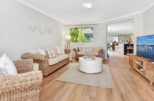 Lake Munmorah House | ChrisTony 5 Bdrm Waterfrnt Cottage