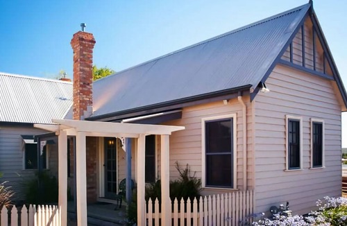 Daylesford Cottage | Circa Ruby Mint Daylesford ~ Town Centre!