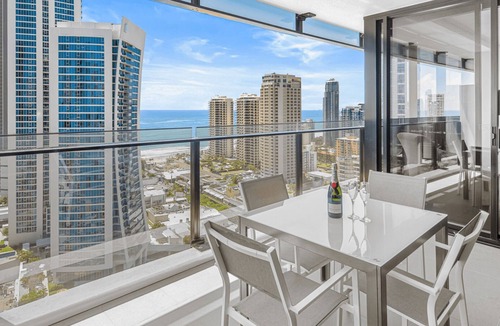 Surfers Paradise Apartment | Circle on Cavill 25th Floor with Ocean Views - CoastHM