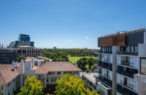 Melbourne Apartment | City Edge 2BD with Pool and Gym