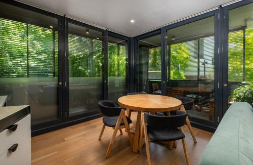 Melbourne Apartment | City Edge 2BD with Pool and Gym
