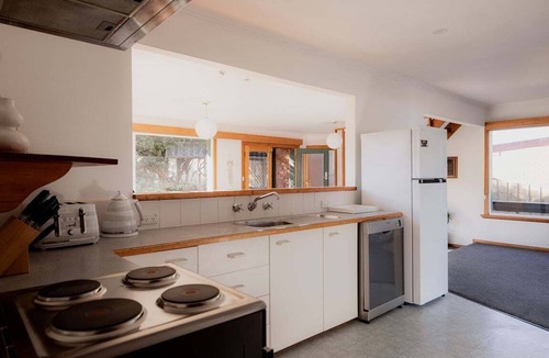 Blackmans Bay House | Classic Beauty by The Bay - family firepit retreat