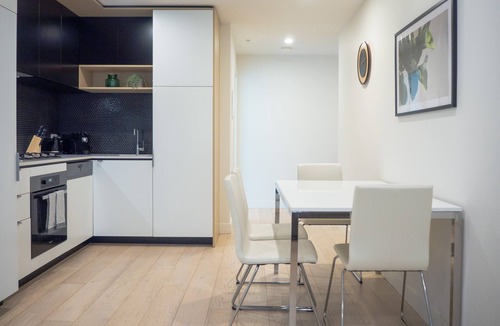 Elsternwick House | Classy & Spacious 2 Bedroom, 2 Bathroom (En Suite)