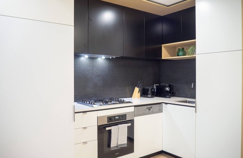 Elsternwick House | Classy & Spacious 2 Bedroom, 2 Bathroom (En Suite)