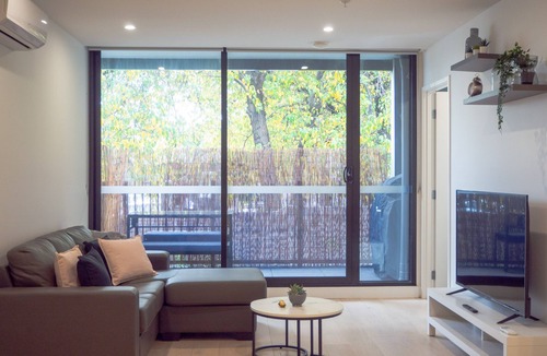 Elsternwick House | Classy & Spacious 2 Bedroom, 2 Bathroom (En Suite)