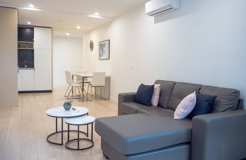 Elsternwick House | Classy & Spacious 2 Bedroom, 2 Bathroom (En Suite)