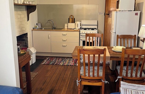 Eglinton Cottage | Clean, pretty cottage situated on beautiful farmland ten minutes from Bathurst.