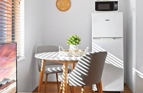 Saint Kilda South Apartment | Close to Everything, Entire St Kilda Apartment Queen Bed